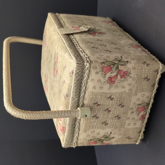 VGT,Cream,Floral,Woven Handle Sewing Basket. - Picture 3 of 15